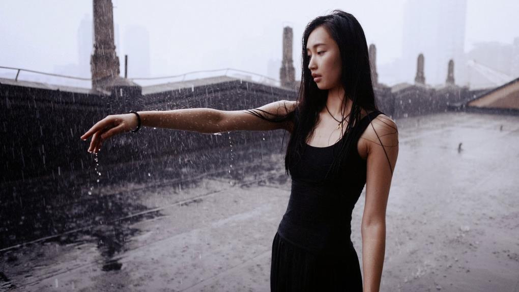 下雨天美女图片2-忧郁