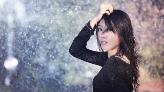 下雨天美女图片1